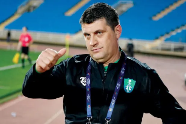 الأهلي يعيد مدربه بطائرة خاصة