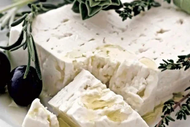 جبنة {فيتا} لا تخلو منها مائدة يونانية ويتزاحم القادمون إلى أثينا لشرائها (الشرق الأوسط)