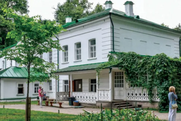 متحف عزبة الروائي ليف تولتسوي يستأنف استقبال الزوار لكن بالكمامات والقفازات ومسافة تباعد اجتماعي