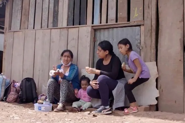 سيدة تسير مئات الأميال مع بناتها هرباً من «كورونا»