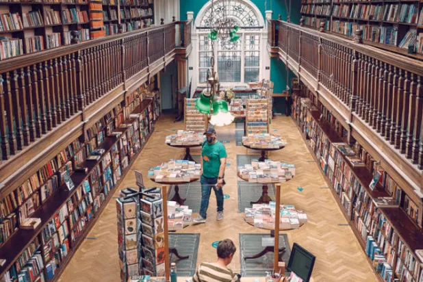 مكتبة «دانت» في منطقة «ماريلبون» وسط العاصمة البريطانية (نيويورك تايمز)