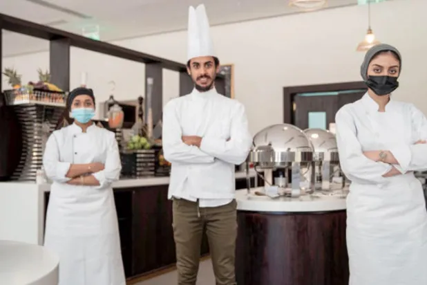 خريجو «فيراندي باريس» لفنون الطهي يبدأون عملهم في العُلا
