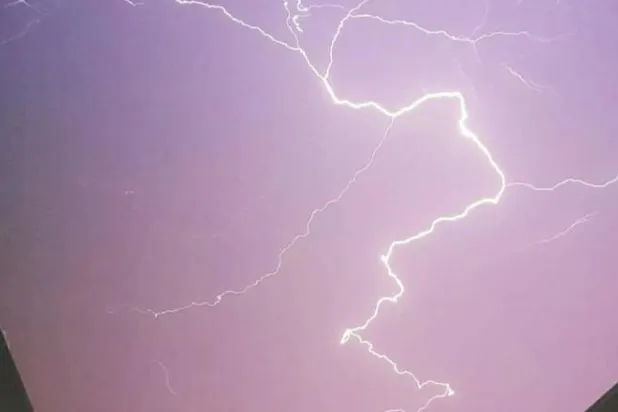 البرق يقتل 5 أطفال وامرأة حاملاً ويصيب 7 في غينيا