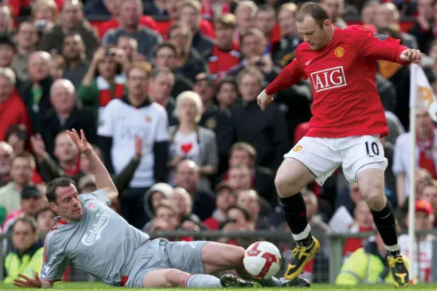 كاراغر (يسار) وروني عام 2009 عندما عانى فريقه ليفربول أمام مانشستر يونايتد (غيتي)