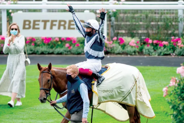 الاحتفال بالفوز في أسكوت بالكمامة والتباعد الاجتماعي (أ.ف.ب)