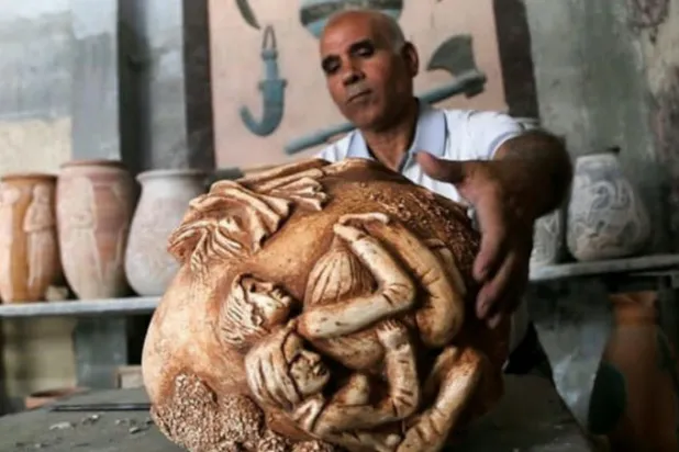 منحوتات فخارية وحجرية تحكي قصص الماضي والحاضر