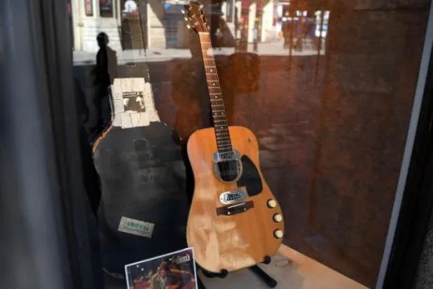 Kurt Cobain’in MTV Unplugged performansında çaldığı gitar rekor fiyata satıldı