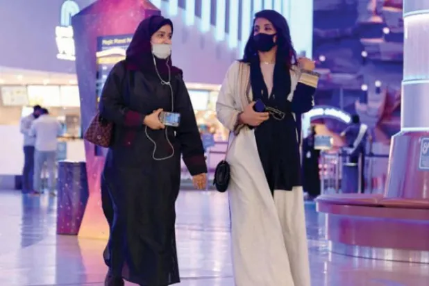 Dün Riyad’daki sinemalardan birinde iki Suudi kadın (Fotoğraf: Beşir Salih)