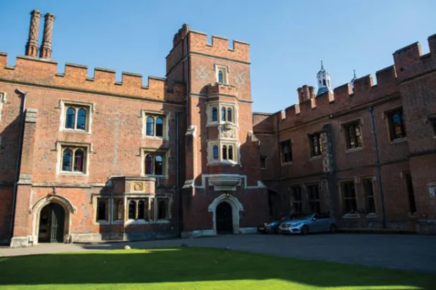 مدرسة النخبة في بريطانيا تعتذر عن تعامل عنصري تاريخي