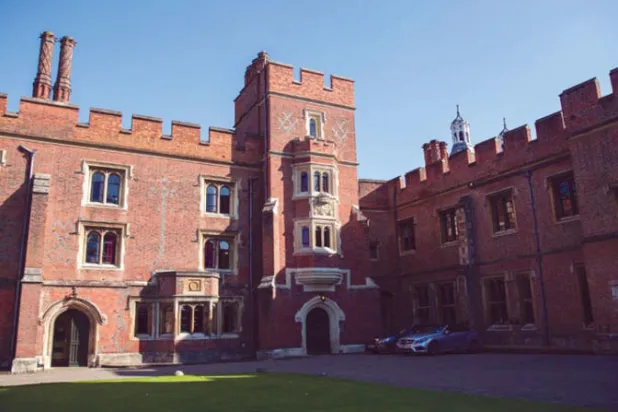 أشهر مدرسة بريطانية تعتذر عن المعاملة العنصرية لطالب أسود في الستينات