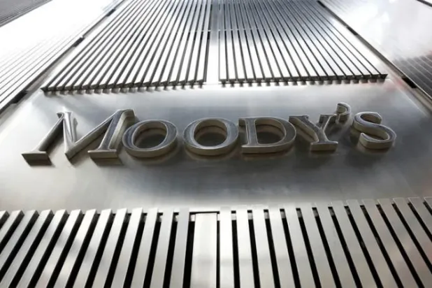 «موديز» تخفض تصنيف عمان