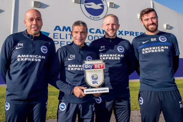 هويتون (الثاني من اليسار) فاز بجائزة أفضل مدرب لشهر فبراير عام 2018