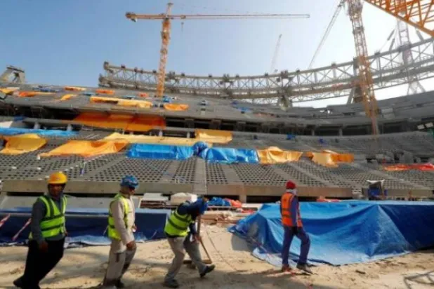 Katar’da 2022 Dünya Kupası inşaat projelerinde çalışan bir işçi koronadan öldü
