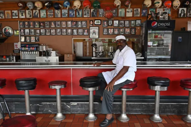 مطعم تقليدي في واشنطن يكافح للبقاء