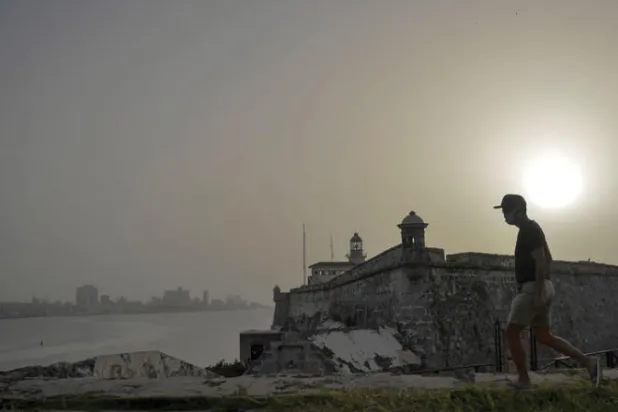 سحابة من الغبار الأفريقي تلف هافانا وجزر الكاريبي وفلوريدا