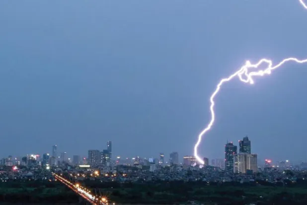 تسجيل أطول عاصفة برق في العالم طولها 700 كيلومتر