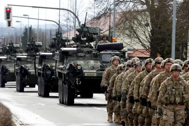 مشاة أميركيون ومدرّعات خلال تدريب في ألمانيا (أرشيف – رويترز)