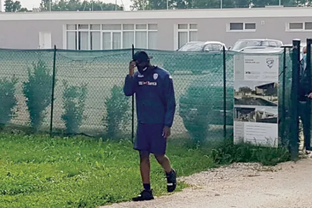 بالوتيلي يغادر ملعب تدريب بريشيا بعد منعه من الدخول وإبعاده عند بوابات النادي (إ.ب.أ)  