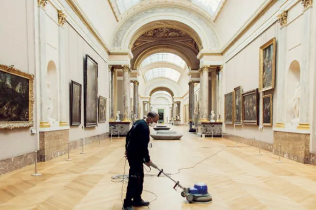 أعمال التنظيف والتعقيم في المتحف استعداداً لإعادة افتتاحه (نيويورك تايمز)