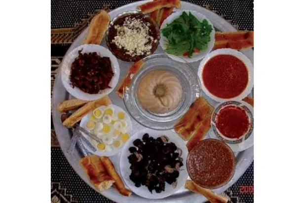 السودانيون يعودون إلى تناول الوجبات الشعبية الشهيرة مثل «العصيدة» و «القُرّاصة»b