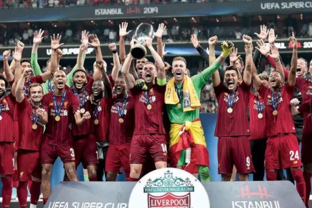 ليفربول ارتقى إلى منصة التتويج بعد 10 سنوات تحت إدارته الأميركية (أ.ف.ب)