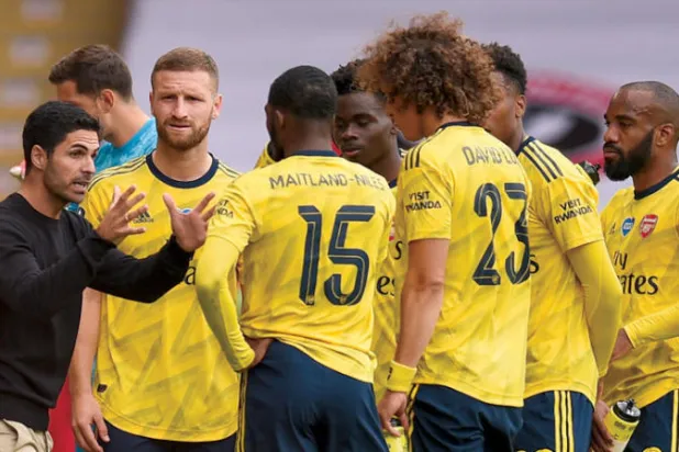 هل يملك أرتيتا القرار في صفقات اللاعبين أم انتقل الأمر إلى جورابشيان وأعوانه؟ (إ.ب.أ)