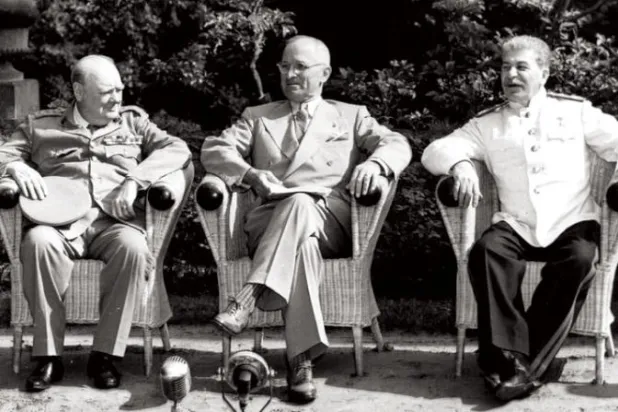 ونستون تشرشل وهاري إس ترومان وجوزيف ستالين في حديقة قصر سيسيلينهوف خلال مؤتمر بوتسدام 1945