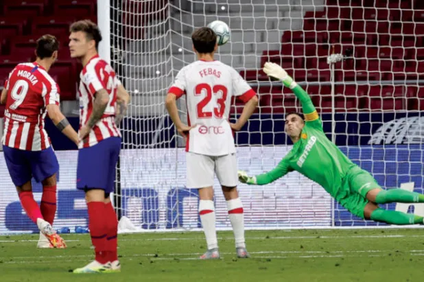 موراتا (يسار) يسجل لأتلتيكو في مرمى مايوركا من ركلة جزاء (إ.ب.أ)