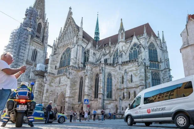 صورة سيلفي كادت تودي بحياة رجل داخل كاتدرائية