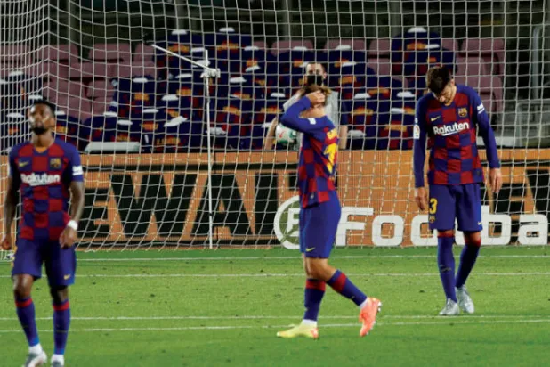 لاعبو برشلونة وآثار الانهيار بعد التعادل مع أتلتيكو وتسليم الصدارة للريال (رويترز)