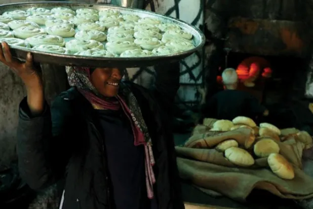 في فرن العم «أبو حسيب»... رائحة طيبة وذكريات فلسطينية أصيلة