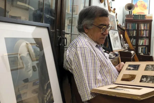 فرانسيس أمين وسط مجموعة من الصور النادرة (الشرق الأوسط)