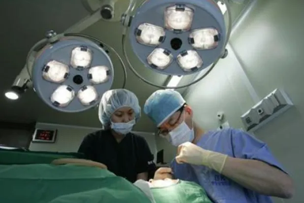 «المكوث بالمنزل يخفي آثار الجراحة»... «كورونا» يزيد الإقبال على عمليات التجميل