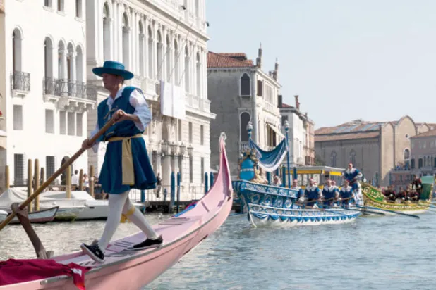 في موسم الكرنفال يرتدي ملاحو «الجندول» الأقنعة المزركشة  (نيويورك تايمز)