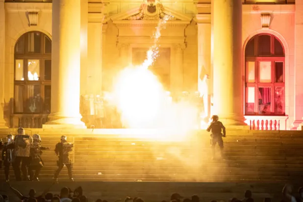 محتجون يقتحمون البرلمان الصربي... واعتقال العشرات