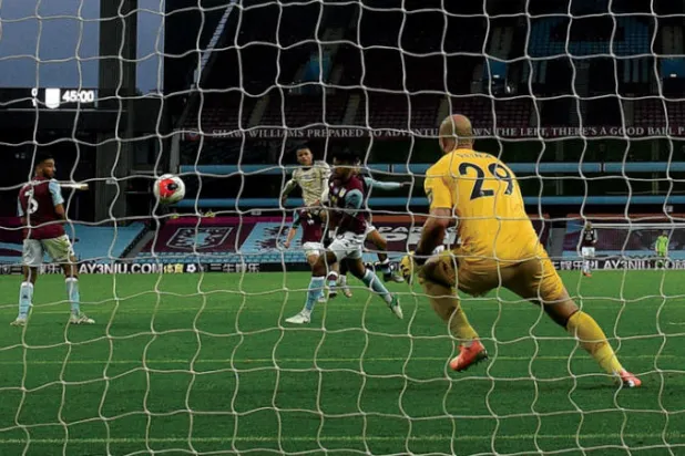 غرينوود في المنتصف يسدد محرزاً ثاني أهداف يونايتد في مرمى أستون فيلا (أ.ف.ب)