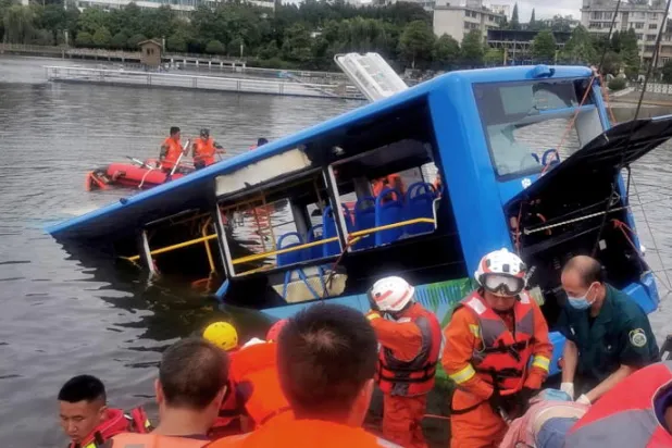 بعدما هُدم منزله... سائق حافلة صيني يتعمّد تحطيمها ويقتل 21 شخصاً