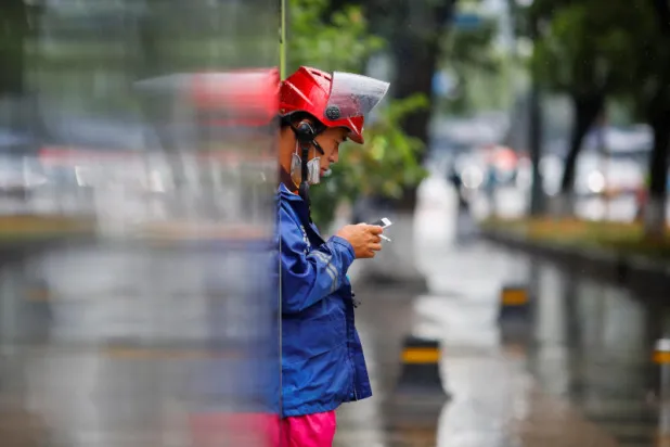 واحد من كل 3 بالغين معرّض للإصابة بأعراض «كورونا» حادة... والتدخين كلمة السر