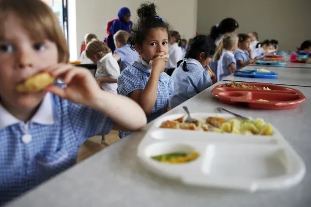 إجبار الأطفال على إنهاء أطباقهم يعرّضهم لخطر السمنة