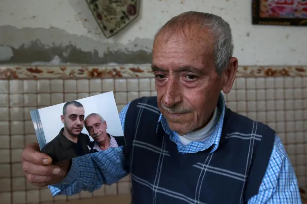 بعد إلغاء إسرائيل زيارات السجناء... فلسطيني يعد الأيام لإطلاق سراح ابنه