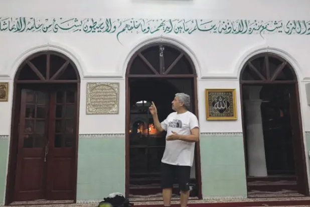 جانب من اللوحة الفنية تزين المسجد