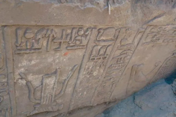 الجدار الأثري الذي اكتُشف في جنوب مصر 