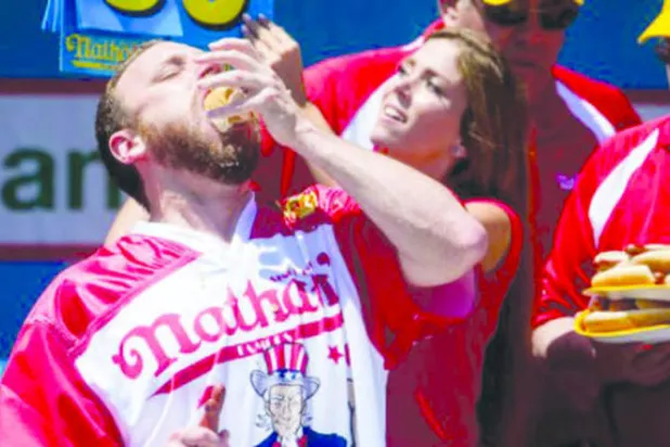 الجهاز الهضمي يتحمل 84 شطيرة «هوت دوغ» في 10 دقائق