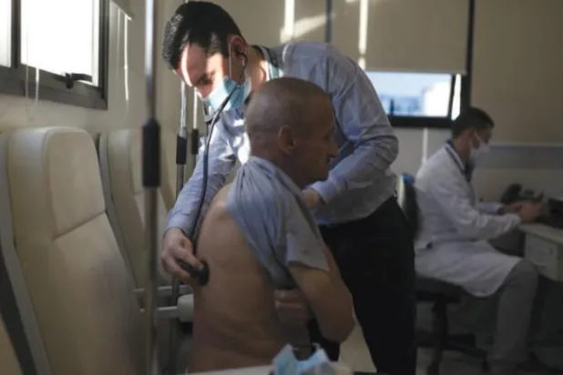 Koronavirüs aşıları, ihtiyatla karşılanıyor