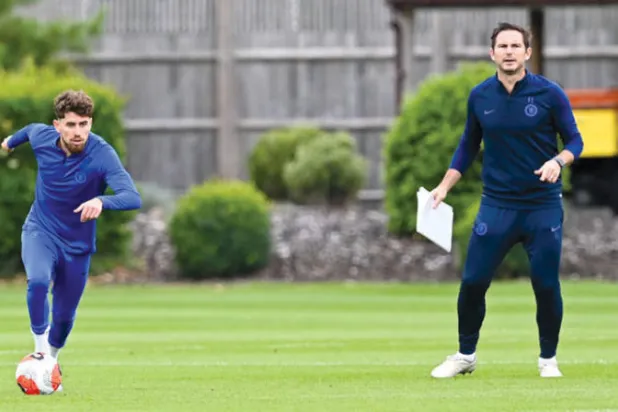 جورجينيو مع لامبارد خلال التدريبات (غيتي)