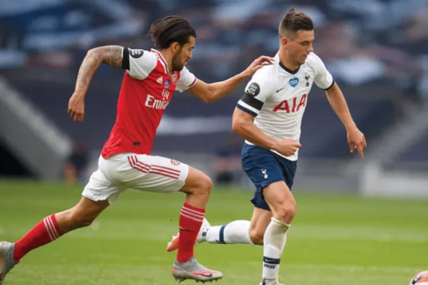 لو سيلسو (يمين) ساهم في فوز توتنهام على آرسنال في ديربي شمال لندن (إ.ب.أ)