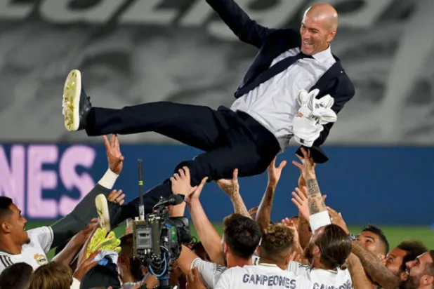 زيدان ولاعبوه وفرحة الفوز ببطولة الدوري الإسباني (أ.ف.ب)