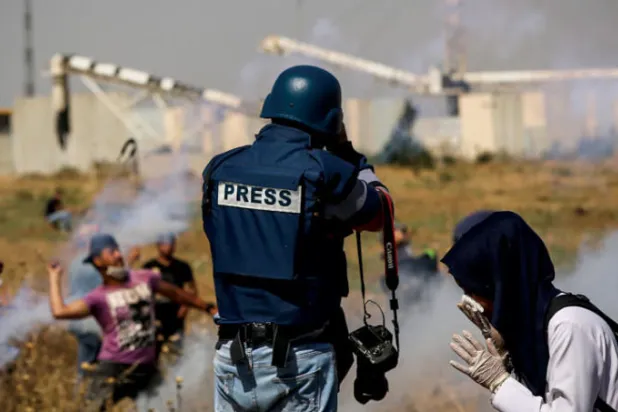 يواجه الصحافيون الفلسطينيون صعوبات ومخاطر كثيرة في عملهم (غيتي)