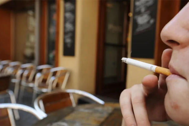 دعوة لحظر التدخين أمام المقاهي والمطاعم في بريطانيا