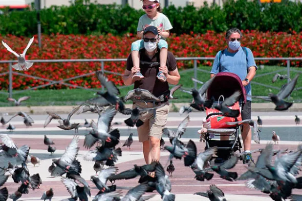 كاتالونيا توسّع قيود «كورونا»... وبريطانيا تستبعد العودة إلى الحجر